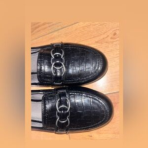 lifestride’s Black Croc-Embossed women’s Loafers with Chain Accent